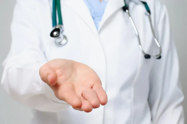 kadın doktor avucunun gösterilen