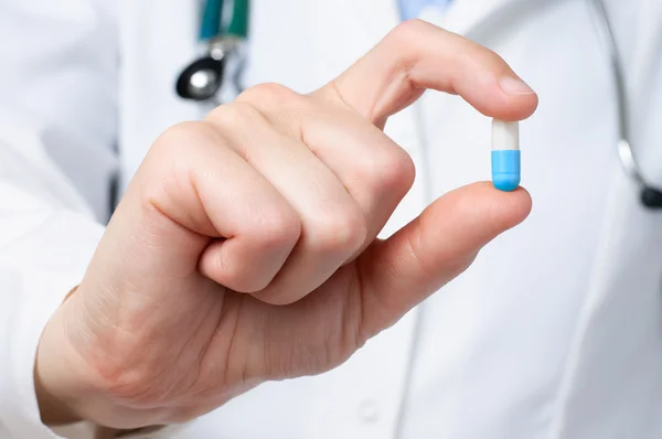 Doctor holding a blue a pill — Stock Photo, Image