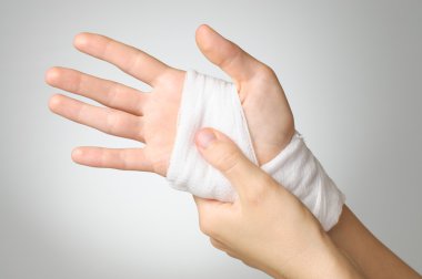 bandaj ile yaralı el