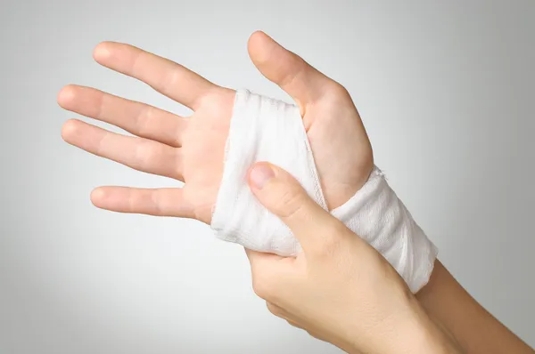 Verletzte Hand mit Verband — Stockfoto