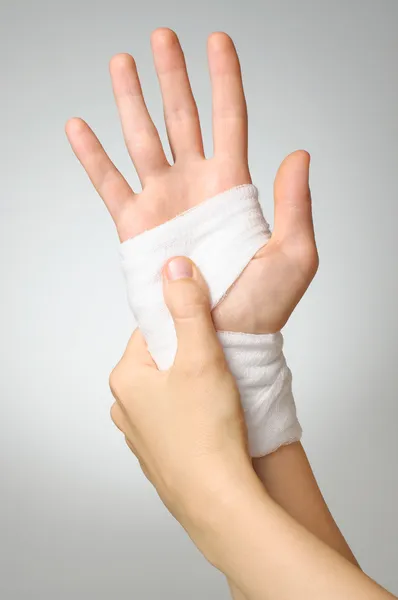 Main blessée avec bandage — Photo
