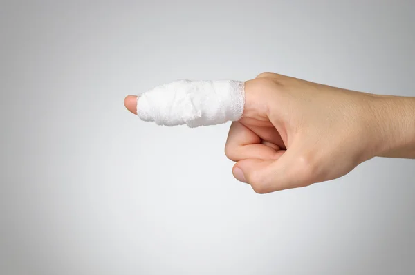 Verletzter Finger mit Verband — Stockfoto