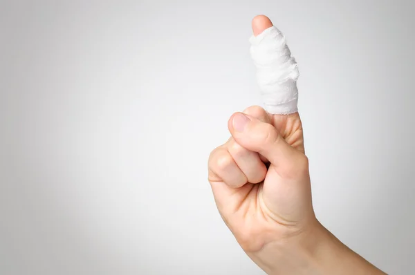 Skadade finger med bandage — Stockfoto