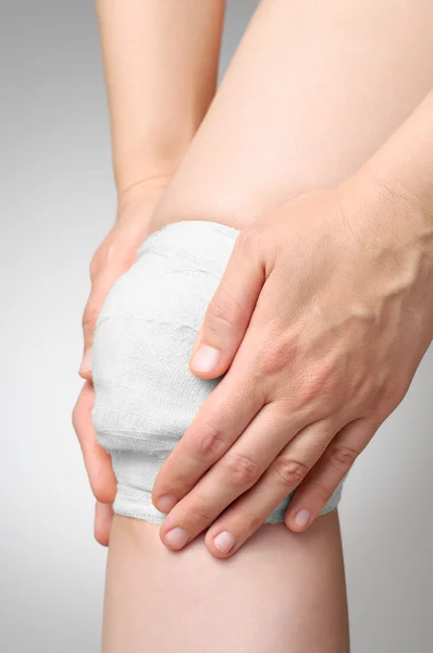 Rannych kolana z bandażem — Zdjęcie stockowe