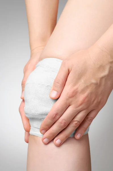 Gewonde knie met pleister — Stockfoto