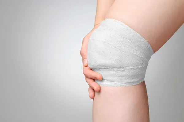 Verletztes Knie mit Verband — Stockfoto