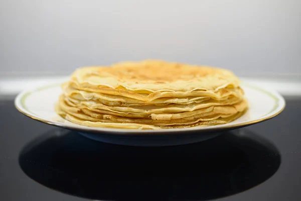 Stack of crepes or thin pancakes in a plate — Stock fotografie