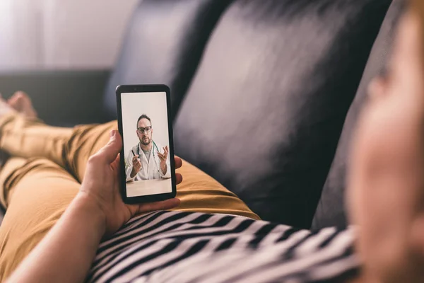 Donna Sdraiata Divano Casa Parlare Con Medico Online Utilizzando Telefono — Foto Stock