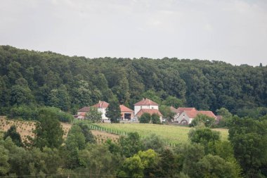 Tipik bir seosko domacinstvo üzerinde seçici bulanıklık, çeşitli evler, binalar ve ahırlardan oluşan bir Sırp çiftlik evi, tarlalarla çevrili. Sırbistan bir tarım ülkesi