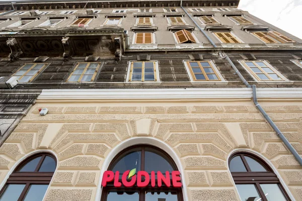 Rijeka Croatia 2021年6月17日 他们在Rijeka的一家零售店中的小吃超市标志 Plodine是一家由商店 超级市场和超级市场组成的克罗地亚式零售连锁店 — 图库照片