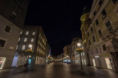 RIJEKA, CROATIA - 18 Haziran 2021: Yazın geceleri boş Korzo caddesinde seçici bulanıklık. Korzo, Adriyatik Denizi 'ndeki Rijeka' nın ana yaya sokağıdır..