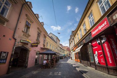 ZAGREB, CROATIA - 19 Haziran 2021: Radiceva Ulica Caddesi kalabalık restoranlar, kafeler, barlar ve yemek tesislerinden geçen insanlarla dolu. Şehir merkezinde bir cadde, Gornji Grad 'da.
