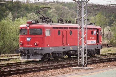 BELGRAD, SERBIA - 1 Mayıs 2021: Srbija Kargo Sırp demiryollarından gelen elektrikli lokomotif sınıfı 444 kalkıştan önce beklemede. Sırbistan 'ın ana taşımacılık şirketi Srbija Karco veya Sırbistan Kargosu