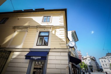 LJUBLJANA, SLOVENIA - 14 Haziran 2021: Ljubljana 'daki kuyumcularının Longines logosu. Longines, kronografi ve saatleriyle ünlü İsviçreli lüks bir saatçi.
