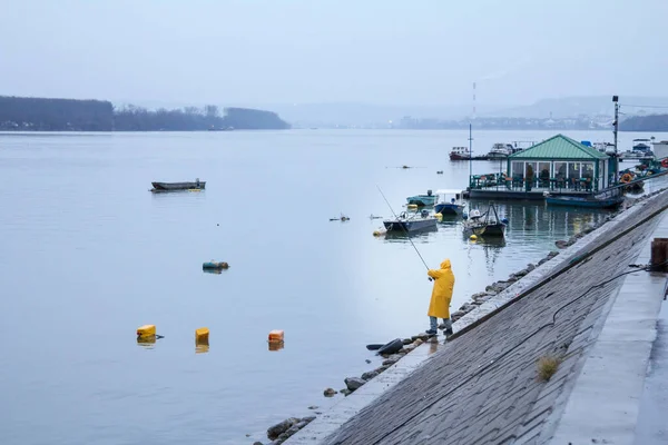 Belgrade Sérvia Janeiro 2016 Velho Pescador Pescando Rio Danúbio Durante — Fotografia de Stock