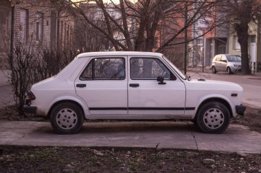 VRSAC, SERBIA - 9 Haziran 2016: Beyaz Zastava Yugo 55 otomobilinde seçici bulanıklık. Skala, Sırp otomobil üreticisi Zastava Automobili tarafından üretilen ve Fiat 12 tabanlı klasik otomobil ailesine verilen genel bir isimdir.