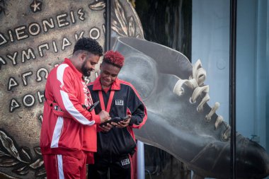 BELGRAD, SERBIA - 24 Mayıs 2021: Afrika kökenli Amerikalı iki yetişkin, erkek, turist, internette geziniyorlar ve Belgrad 'da dolaşırken siyah akıllı cep telefonlarını kullanıyorlar.