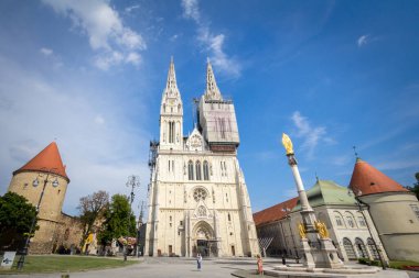 ZAGREB, CROATIA - 19 Haziran 2021: Zagrebacka Katedrala, veya Zagreb katedrali, Kaptol ilçesinden öğleden sonra. Burası Hırvatistan 'ın en büyük Katolik kilisesi ve Hırvat başkentinin simgesi..