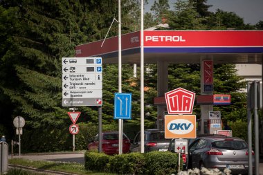 LJUBLJANA, SLOVENIA - 12 Haziran 2021: Sloven benzin istasyonunun önünde DKV ve UTA logosu. DKV Mobilite ve UTA Union Tank Eckstein, Avrupa 'dan gelen Alman yakıt kartı ve ödeme sistemleridir..