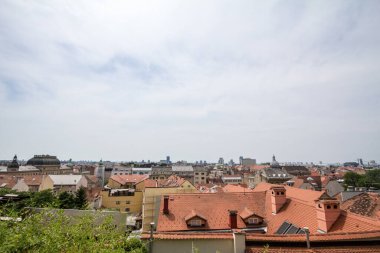 Hırvatistan 'ın Zagreb kentinin şehir merkezi ve aşağı kasabasının (donji grad) havadan görünüşü ve Hırvatistan' ın başkentinin tarihi bölgesi olan Kaptol 'dan görülebilen silueti