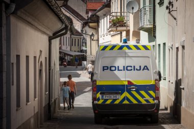 LJUBLJANA, SLOVENIA - 15 Haziran 2021: Yaya yolunda devriye gezerken Sloven polis minibüsü. Slovenya Policija Slovenya veya Slovakya polisi Slovenya 'nın ana yasa uygulama gücü