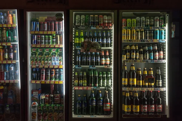 ベルグラード セルビア 2017年3月11日 セルビア ベオグラードの夜 小売店 スーパーマーケットスタイルの飲料通路にセルビアのビールやその他のアルコール飲料でいっぱいの冷蔵庫 — ストック写真