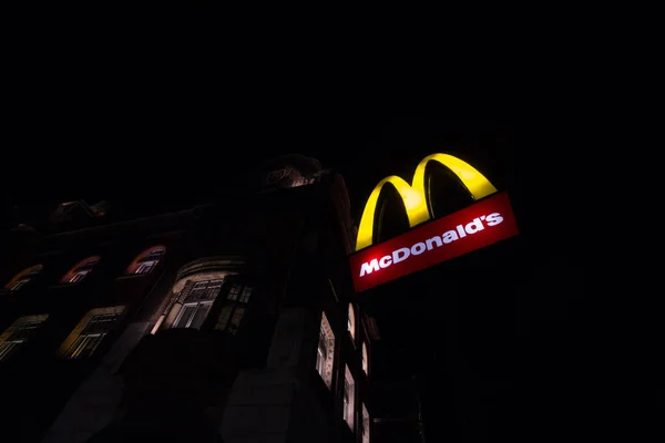 Subotica Serbia 2019年3月3日 夜遅くに 彼らのハンバーガーのファーストフードレストランの1つであるスボティカの前で 象徴的なMでマクドナルドのロゴを選択的にぼかす マクドナルドはファーストフードチェーンです — ストック写真
