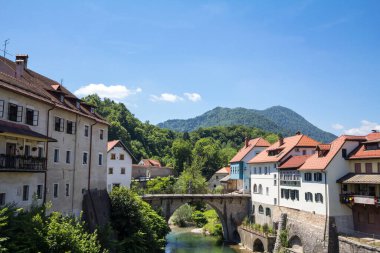 Slovenya 'nın turistik bir durağı olan Slovenya' nın Skofja Loka kentinde ortaçağ Mamniti köprüsü veya kapuçin köprüsüne sahip Selska sora nehrinin panoraması