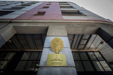 LJUBLJANA, SLOVENIA - 14 Haziran 2021: Sırbistan 'ın Ljubljana büyükelçiliğini gösteren imza. Bu, Sırbistan Cumhuriyeti 'nin Slovenya' daki resmi temsilcisidir.