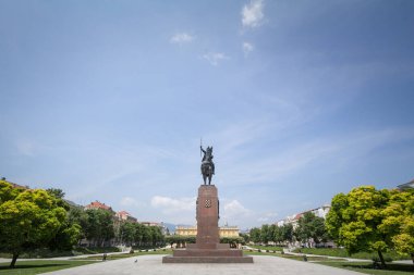 ZAGREB, CROATIA - 19 Haziran 2021: Kralj Tomislav 'ın heykeli, veya Kral Tomislav, Trg kralja Tomislava meydanında, Zagreb şehir merkezinin ana parkı ve önemli bir dönüm noktası.