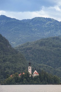  Blejsko ostrvo 'nun Panorama' sı, ya da Bled Gölü 'ndeki Blejsko Jezero adası, ya da Maria Kilisesi' nin varsayımıyla, ya da cerkev marijinega vnebovzetja. Slovenya 'nın Katolik kilisesi ve anıtı.