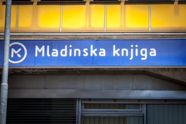 LJUBLJANA, SLOVENIA - 14 Haziran 2021: Ljubljana 'daki kitapçılarının önündeki Mladinska Knjiga logosu. Mladinska knjiga, Slovenya 'nın önde gelen kitap yayıncısı ve reçetecisi