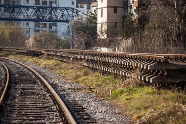 Virajdaki demiryolu hattında seçici bulanıklık, ağları modernize etmek için demiryolu yenileme operasyonunda eski demiryolu hattının yerini alacak yeni raylar ve beton yataklı vagonlar hazır..