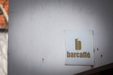 BELGRAD, SERBIA - 29 Mart 2019: Barcaffe logosu Belgrad 'daki perakende kafelerinden birinin önünde. Atlantic Grupa 'nın bir parçası olan Barcaffe, Sloven kahve üreticisi, dağıtımcısı ve perakendecisi.