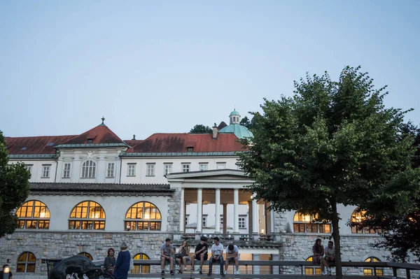 Ljubljana Eslovenia Junio 2021 Personas Jóvenes Sentados Por Noche Frente —  Fotos de Stock