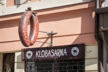 KRANJ, SLOVENIA - 14 Haziran 2021: Klobasarna, Kranjska klobasa, yani Slovenya 'dan tütsülenmiş sosis satan tipik bir Sloven dükkanı.