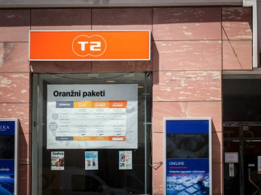 LJUBLJANA, SLOVENIA - 15 Haziran 2021: Ljubljana 'daki dükkanlarında T2 Slovenya logosu. T2, Slovenya 'nın ikinci ana telekomünikasyon şirketi ve telefon operatörü