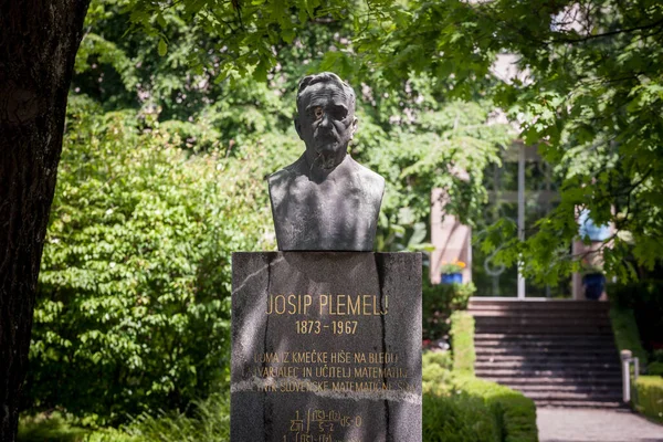BLED, SLOVENIA - 13 Haziran 2021: Josip Plemenj 'e memleketi Bled' de adanmış olan yıkım ve anıt. Josip Plemelj pasaklı bir matematikçi ve pasaklı bir bilim adamıydı..