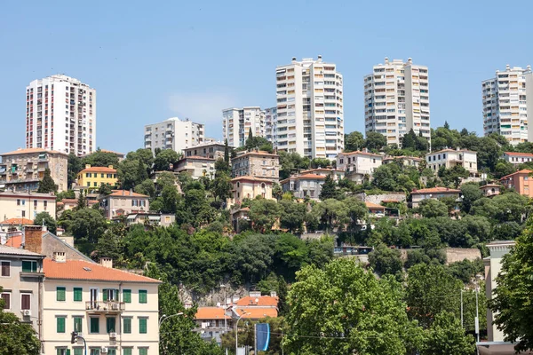 Arquitectura Mediterránea Típica Con Casas Individuales Torres Rascacielos Viviendas Rijeka — Foto de Stock