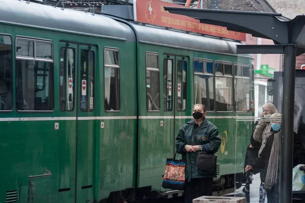 Belgrad Serbien April 2021 Eine Ältere Frau Wartet Einer Straßenbahnhaltestelle — Stockfoto