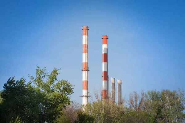 东欧的工业景观 有红白相间的工厂和烟囱 是在阳光灿烂的下午拍摄的 用于工厂的工业和能源生产 — 图库照片