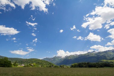 Stara Fuzina 'daki Alp dağları, Bohinj' deki Triglav Ulusal Parkı, Slovenya 'daki Julian Alpleri' ndeki çayır ve tarım alanlarının resmi.
