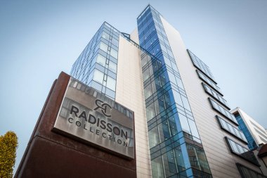 BELGRAD, SERBIA - 31 Ekim 2021: Belgrad için otellerinin önünde Radisson Logosu koleksiyonu. Radisson bir Amerikan otel zinciridir ve konukseverlik işindedir..