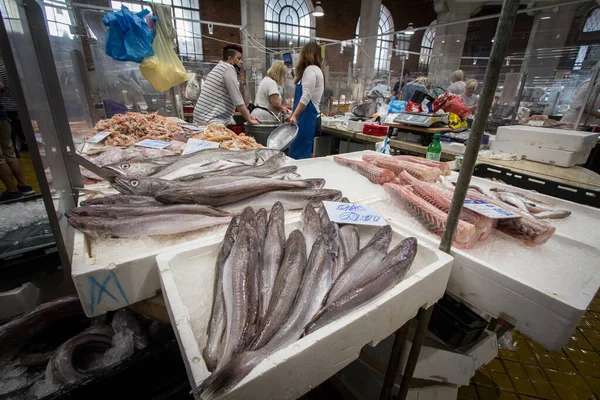 Rijeka Croatia June 2021 Dua Perempuan Pekerja Menjual Ikan Dan — Stok Foto