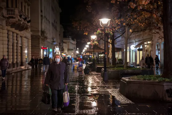 Belgrade Sérvia Novembro 2021 Borrão Seletivo Uma Idosa Idosa Vestindo — Fotografia de Stock