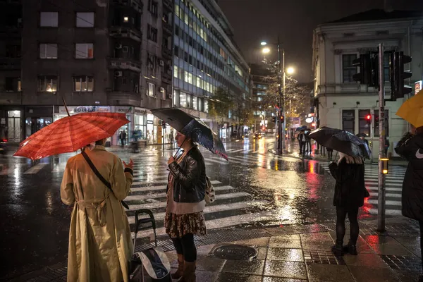Belgrade Serbia November 2021 Szelektív Maszat Két Esernyős Nőn Akik — Stock Fotó