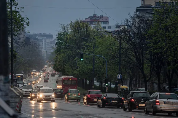 比利时 塞班亚 2021年4月17日 在严重污染的繁忙时间 在Despota Stefana街上的汽车 公共汽车和其他车辆的交通堵塞上 选择性的模糊 贝尔格莱德是塞尔维亚的首都 — 图库照片