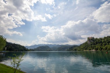 Blejski Hrad olarak da bilinen Bled Kalesi 'ndeki seçici bulanıklık yazın, öğleden sonra Julian Alpleri' nin dağlarında. Bled Castle Slovenya 'nın büyük bir anıtı