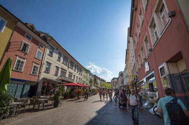 VILLACH, AUSTRIA - 13 Eylül 2021: Villach 'taki Hauptplatz yaya yolundaki kalabalık, yazın dükkanlar, dükkanlar ve dükkanlarla çevrili. Villach, Carinthia şehridir..