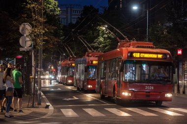BELGRAD, SERBIA - 12 Ağustos 2021: Makedonska caddesinden geçen Belgrad Trolleybuslarında seçici bulanıklık. Trolej olarak da bilinir, şehrin toplu taşıma sisteminin bir parçasıdır.